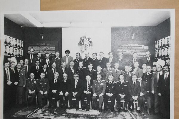 Заједничка фотографија као успомена на посету Музеју прве гардијске тенковске армије (други слева Владимир Путин, четврти слева седи Хорст Бем, руководилац окружне управе Штази у Дрездену) - Sputnik Србија