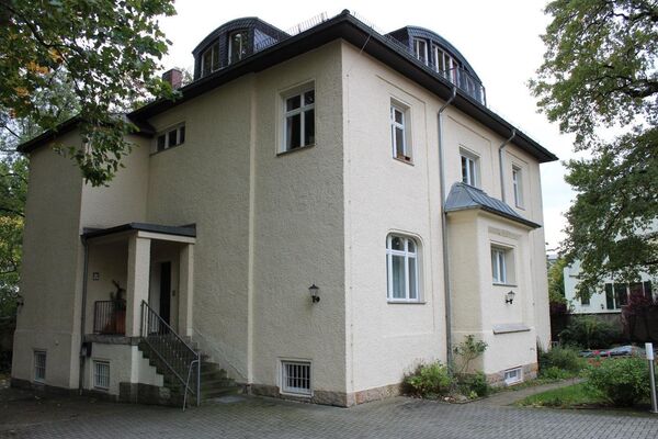 Kултурни центар Дом Рудолфа Штајнера, где се некада налазило одељење КГБ. Ту је некада радио Владимир Путин. - Sputnik Србија