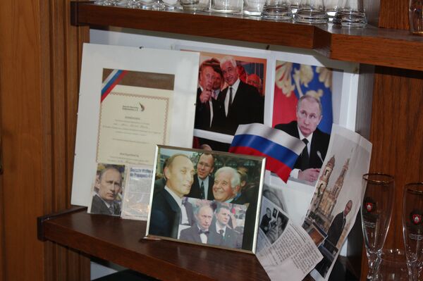 Угао у ресторану „Ам Тор“ који подсећа на времена када је садашњи руски председник овде био радо виђен гост. Келнер који је у овом ресторану радио више од 12 година сећа се да се Путину свиђало пиво „радербергер“. - Sputnik Србија