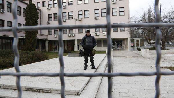 Policajac ispred zgrade Vlade BiH - Sputnik Srbija