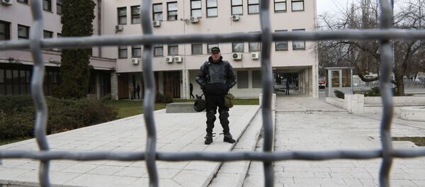 Полицајац испред зграде Владе БиХ - Sputnik Србија