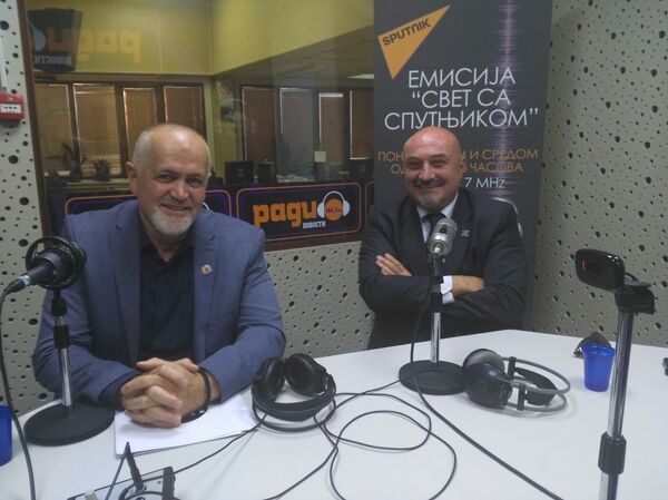 Gosti emisije „Na nišanu Lazanskog“, general Vojske RS dr Vinko Pandurević i advokat Goran Petronijević, u studiju Radija Novosti. - Sputnik Srbija