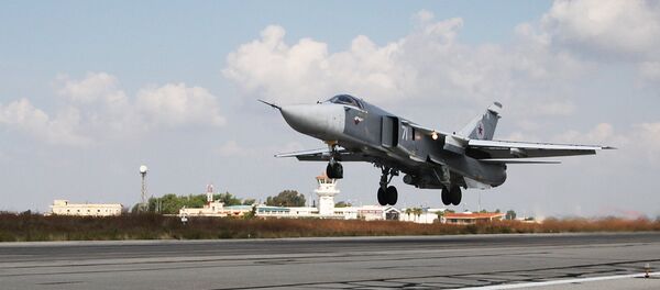 Руски бомбардер Су-24 полеће са војне базе Хмејмим у Сирији Руски бомбардер Су-24 полеће са војне базе Хмејмим у Сирији - Sputnik Србија
