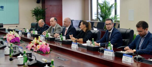 Министар Ненад Поповић у посети кинеској компанији ЦРБЦ. - Sputnik Србија