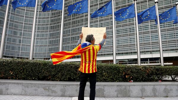Čovek sa katalonskom separatističkom zastavomi spred sedišta Evropske komisije u Briselu nakon referenduma o nezavisnosti u Kataloniji u Belgiji 2. oktobra 2017. - Sputnik Srbija