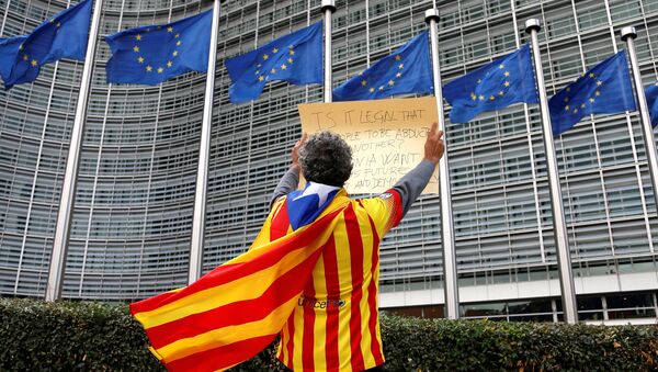 Човек са каталонском сепаратистичком заставом испред седишта Европске комисије у Бриселу након референдума о независности у Каталонији у Белгији 2. октобра 2017. - Sputnik Србија