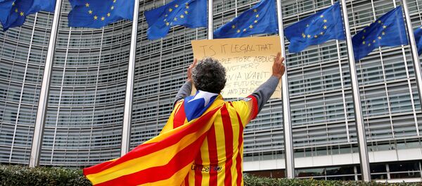 Čovek sa katalonskom separatističkom zastavom ispred sedišta Evropske komisije u Briselu nakon referenduma o nezavisnosti u Kataloniji u Belgiji 2. oktobra 2017. - Sputnik Srbija