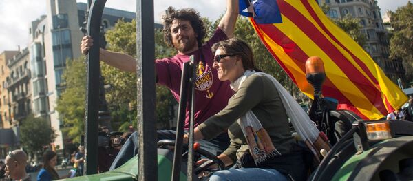 Барселона окупирана тракторима од стране Каталонских сепаратиста. - Sputnik Србија