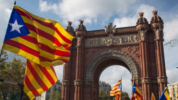 Ljudi sa separatističkim zastavama Katalonije na ulicama Barselone. - Sputnik Srbija