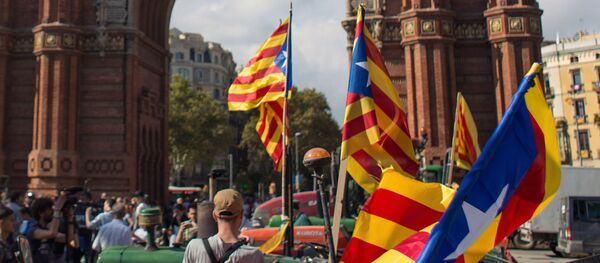 Људи са сепаратистичким заставама Каталоније на улицама Барселоне. - Sputnik Србија