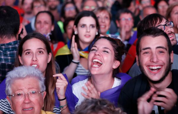 Људи на улицама Барселоне.  - Sputnik Србија