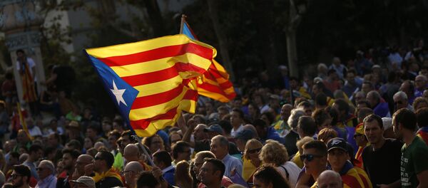 Људи са сепаратистичким заствама Каталоније на улицама Барселоне. - Sputnik Србија