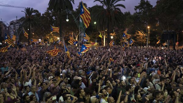 Ljudi sa separatističkim zastvama Katalonije na ulicama Barselone. - Sputnik Srbija