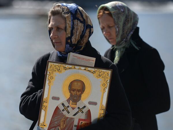 Поклоњење верника моштима светог Николе Чудотворца у храму Христа Спасиоца  - Sputnik Србија
