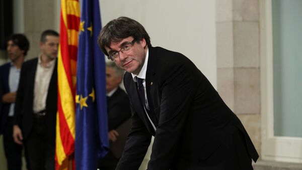Karles Pudždemon potpisuje deklaraciju o nezavisnosti Katalonije - Sputnik Srbija