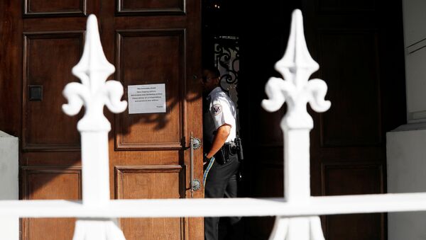 Policajac ulazi u zatvoreni Generalni konzulat Rusije u San Francisku - Sputnik Srbija