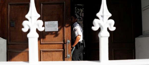 Полицајац улази у затворени Генерални конзулат Русије у Сан Франциску - Sputnik Србија