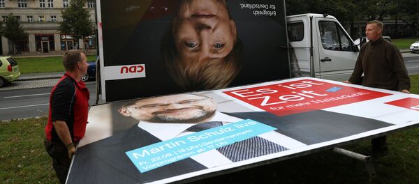 Радници уклањају предизборни плакат на којем је лидер Хришћанско-демократске уније и немачке канцеларке Ангеле Меркел дан након избора за Бундестаг Радници уклањају предизборни плакат на којем је лидер Хришћанско-демократске уније и немачке канцеларке Ангеле Меркел дан након избора за Бундестаг - Sputnik Србија