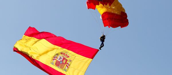 Padobranac sa španskom zastavom - Sputnik Srbija