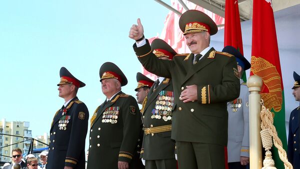 Predsednik Belorusije Aleksandar Lukašenko na vojnoj paradi za Dan nezavisnosti u Minsku - Sputnik Srbija