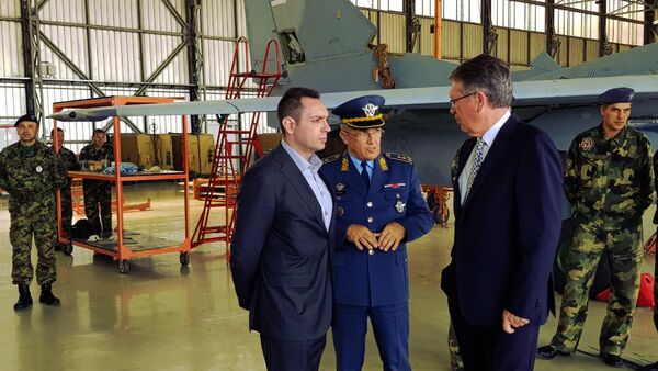 Ambasador Rusije Aleksandar Čepurin, ministar Aleksandar Vulin i general Ranko Živak pored MiG- 29. - Sputnik Srbija
