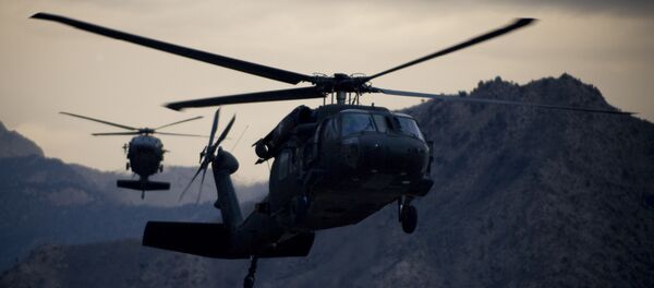 Два војна хеликоптера УХ-60 Блек хоук на бази Калагуш Два војна хеликоптера УХ-60 Блек хоук на бази Калагуш - Sputnik Србија