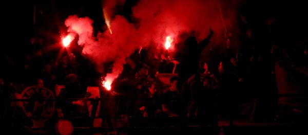 Бакље на трибинама током утакмице Лиге Европе између Скендербега и Јанг Бојса. Бакље на трибинама током утакмице Лиге Европе између Скендербега и Јанг Бојса. - Sputnik Србија