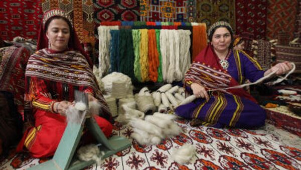 Стенд по производству ковров на выставке экономических достижений Туркменистана в Ашхабаде - Sputnik Србија