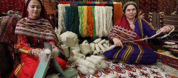 Стенд по производству ковров на выставке экономических достижений Туркменистана в Ашхабаде - Sputnik Србија