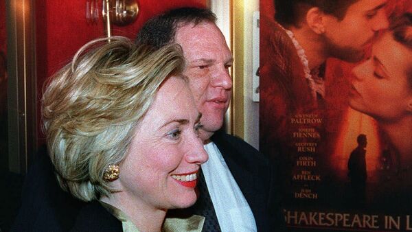 Hilari Klinton i Harvi Vajnštajn na premijeri filma Zaljubljeni Šekspir u Njujorku. - Sputnik Srbija