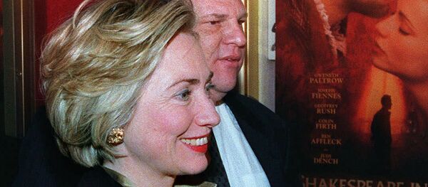 Хилари Клинтон и Харви Вајнштајн на премијери филма Заљубљени Шекспир у Њујорку. - Sputnik Србија