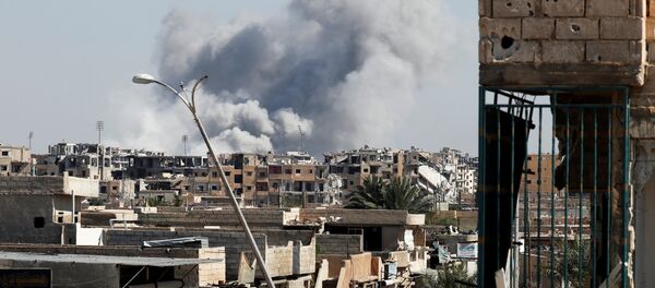 Dim u blizini stadiona gde se nalaze teroristi DAEŠ-a nakon vazdušnog napada koalicionih snaga u Raki - Sputnik Srbija