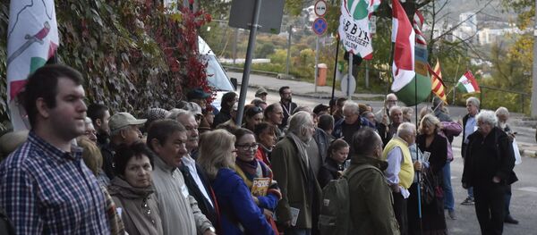 Учесници протеста против украјинског Закона о образовању испред амбасаде Украјине у Будимпешти - Sputnik Србија