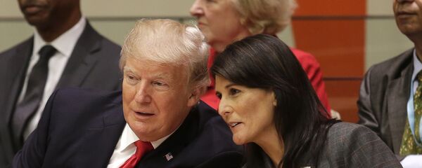 Председник САД Донадл Трамп и стални представник САД у УН Ники Хејли - Sputnik Србија