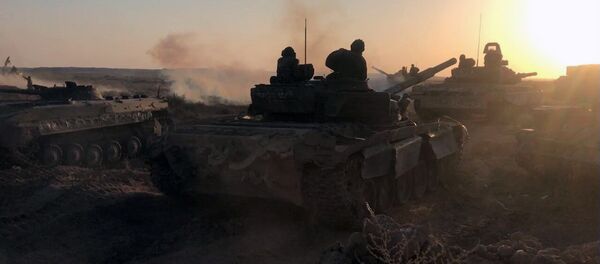 Tenkovi sirijske vojske na borbenim položajima u Dejr el Zoru - Sputnik Srbija