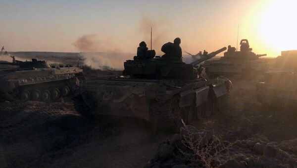 Тенкови сиријске војске на борбеним положајима у Дејр ел Зору - Sputnik Србија