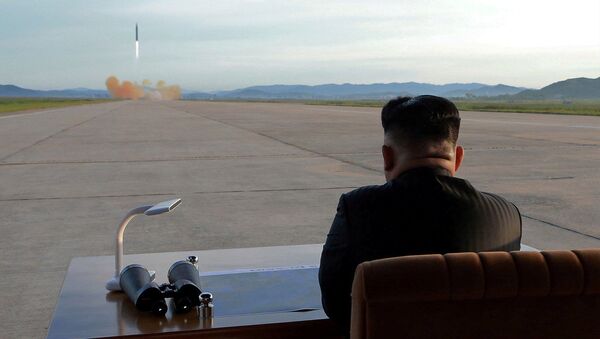 Ким Џонг УН посматра лансирање ракете - Sputnik Србија