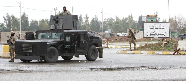 Maskirani pripadnici kurdskih snaga stražare u sedištu Severne naftne kompanije u Kirkuku - Sputnik Srbija