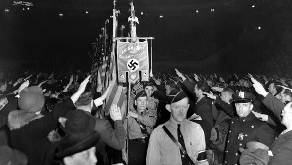 Gomila salutira nacističkim pozdravom na proameričkom mitingu njujorškom Medison skver gardenu 20. februara 1939. - Sputnik Srbija