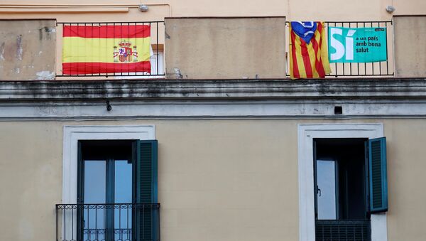 Španska i katalonska zastava na terasama zgrade u Barseloni - Sputnik Srbija