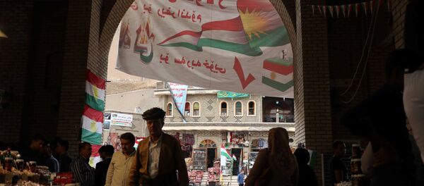 Transparenti za podršku referendumu za nezavisnost Iračkog Kurdistana na pijaci u starom gradu Erbil u Iraku Transparenti za podršku referendumu za nezavisnost Iračkog Kurdistana na pijaci u starom gradu Erbil u Iraku - Sputnik Srbija