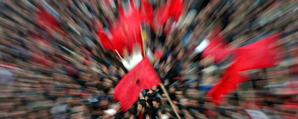 Ljudi sa zastavama Albanije u Skoplju. - Sputnik Srbija