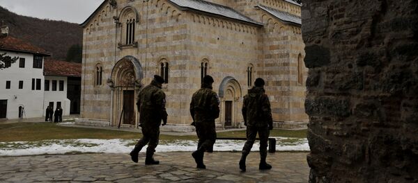 Припадници италијанког КФОР-а испред манастира Дечани. - Sputnik Србија