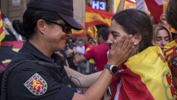 Pripadnica policije razgovara sa učesnicom demonstracija protiv nezavisnosti Katalonije - Sputnik Srbija