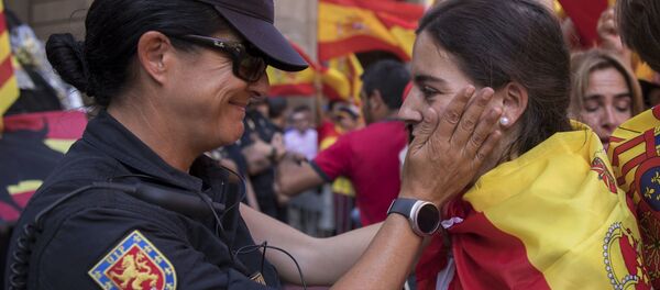 Припадница полиције разговара са учесницом демонстрација против независности Каталоније - Sputnik Србија