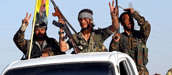 Борци Сиријских демократских снага славе победу у Раки Борци Сиријских демократских снага славе победу у Раки - Sputnik Србија