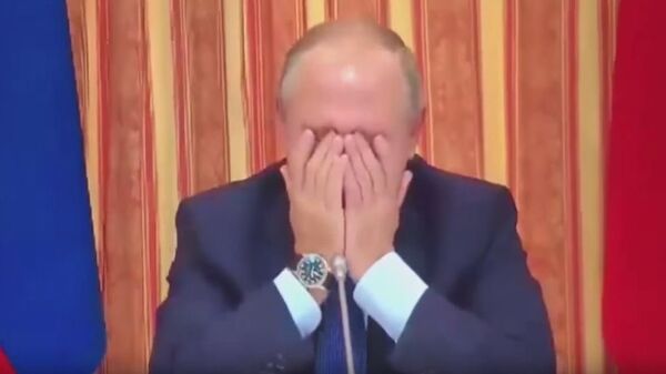 Vladimir Putin se smeje na sastanku - Sputnik Srbija