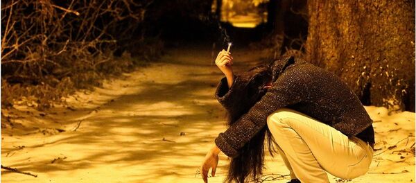 Тужна девојка са цигаретом. - Sputnik Србија