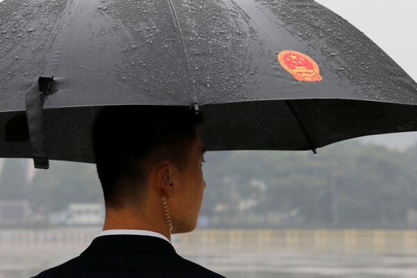 U Pekingu je ovog jutra kišovito, plato ispred skupštinskog zdanja bio je zato preplavljen kišobranima sive i bordo boje. - Sputnik Srbija