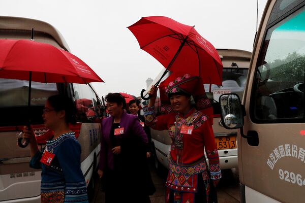 Delegati su pristizali organizovano autobusima, i žene i muškarci su u crnim odelima, a predstavnici pojedinih nacionalnih zajednica došli su u zanimljivim nošnjama. - Sputnik Srbija